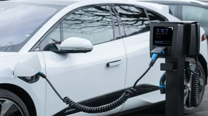 Coche eléctrico cargando