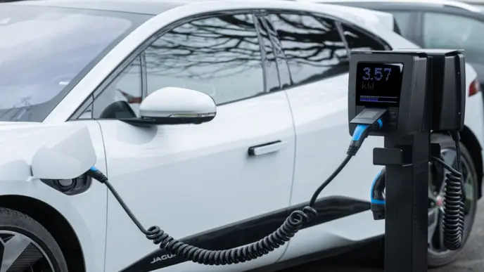 Coche eléctrico cargando