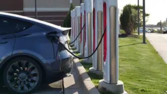 Coche eléctrico cargando
