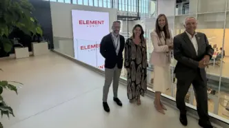 Blanca Sorigué y Pere Navarro posan con Miembros de la directiva de Element Logic