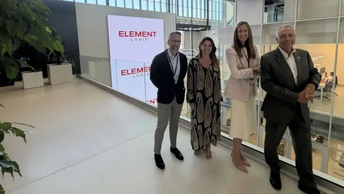 Blanca Sorigué y Pere Navarro posan con Miembros de la directiva de Element Logic