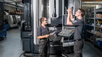 Dos alumnos formándose en Schindler