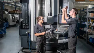 Dos alumnos formándose en Schindler