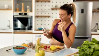 Una mujer preparando un batido de frutas