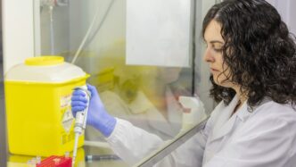 La investigadora Mireia López Siles, en el laboratorio de la Universitat de Girona