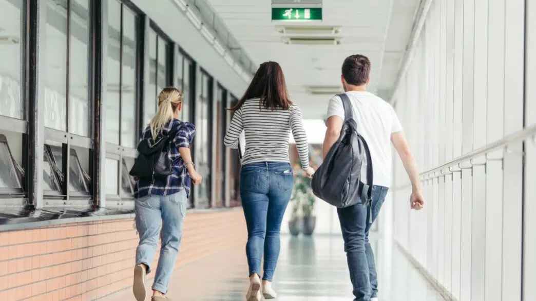 Empleados saliendo de la oficina